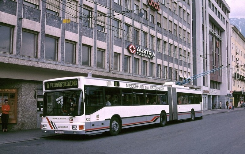 Innsbruck_low-floor_trolleybus_820_across_from_Hbf_in_1995.jpg