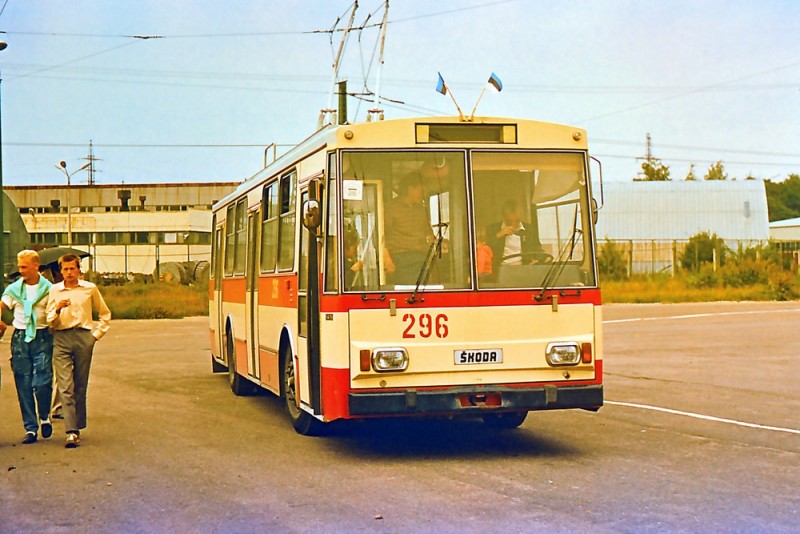 296-1990.jpg