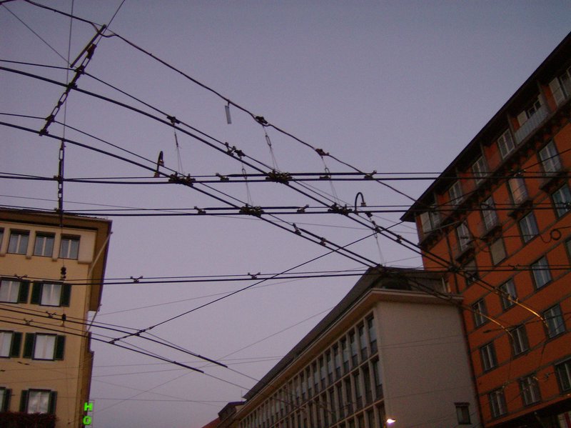 2 Obus wires -Innsbruck Hauptbahnhof.JPG