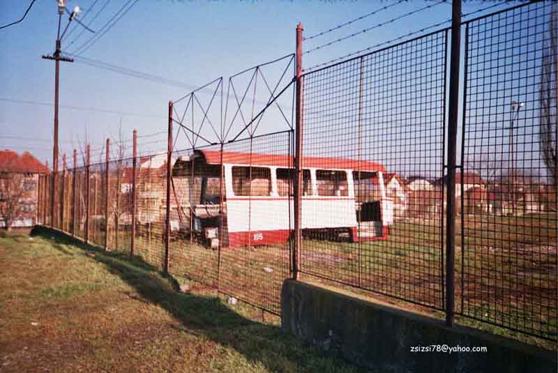 or105 (ex MVB 2050) backyard Salca depot 30.12.2004  c.jpg
