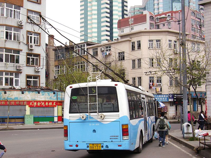 Back_of_Trolleybus_in_Qingdao.jpg