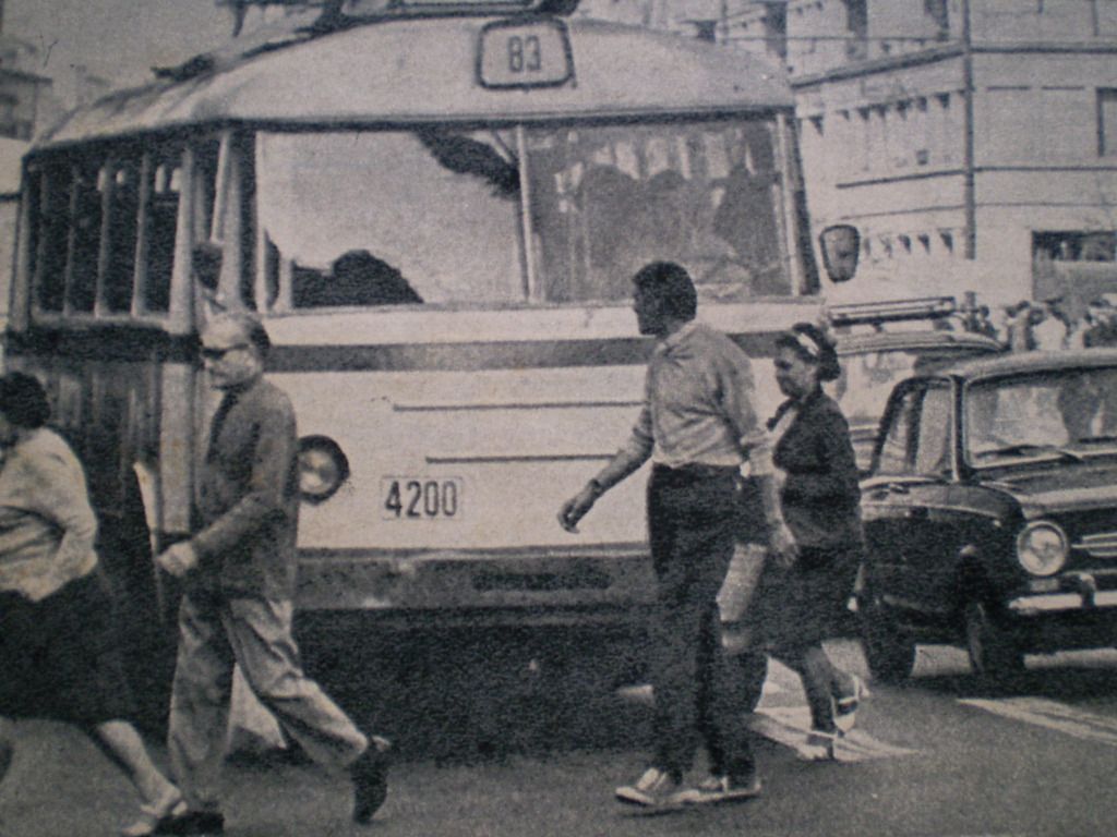 Troleibuz TV2E pe Bulevard in anul 1969 pe linia 83.jpg