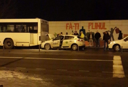 -accident-pe-13-decembrie-un-taxi-a-lovit-un-autobuz-rat-brasov-thumb-0.jpg
