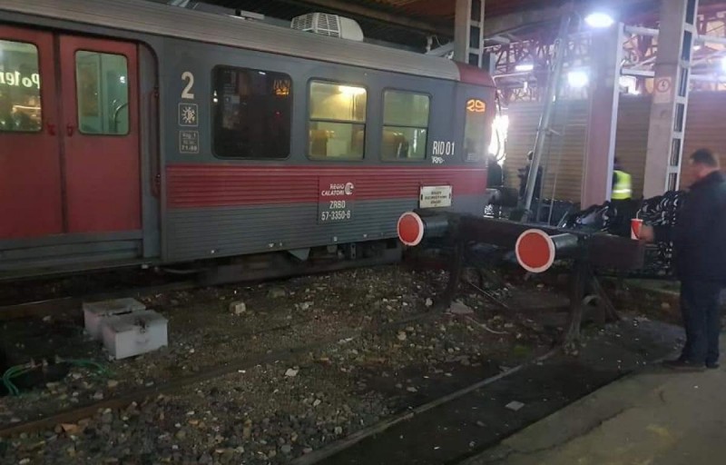 tren RegioCalatori deraiat Gara de Nord.jpg